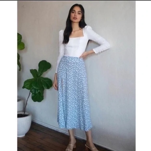 Reformation Zoe floral print midi skirt with slit in azzurro - Picture 5 of 10